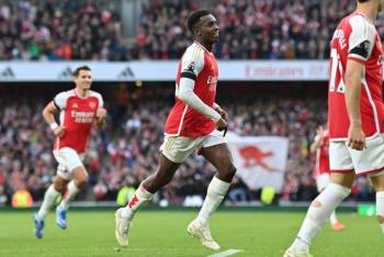 Arsenal golea al Sheffield para seguir la estela del líder Tottenham