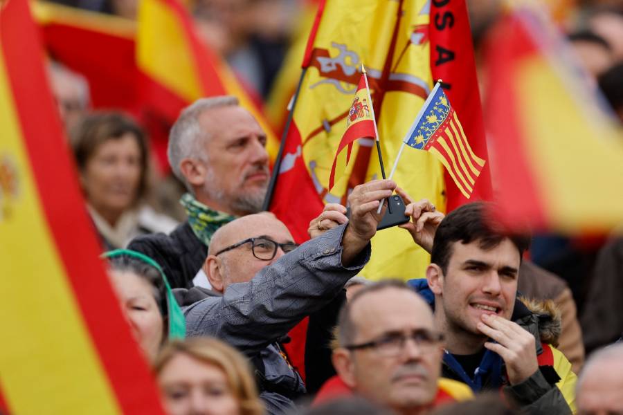 Miles de españoles manifiestan contra planes de amnistía a independentistas catalanes