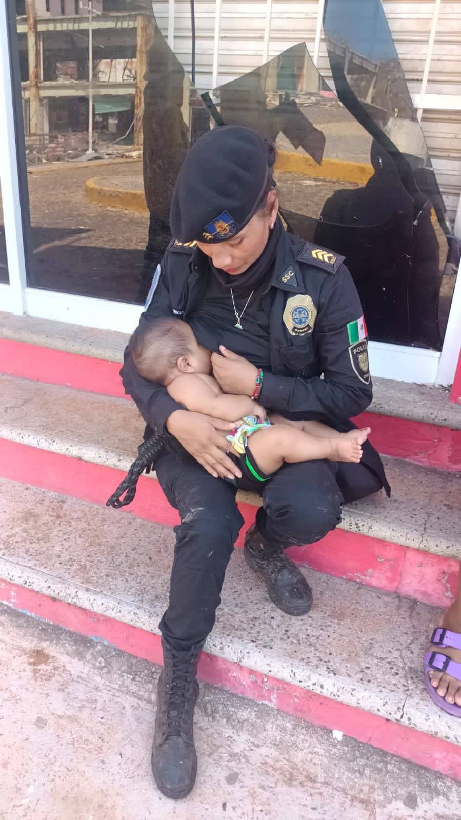 Oficial de la Fuerza de Tarea Zorros ayuda a un niño hambriento