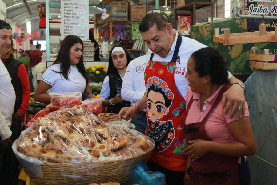 En apoyo a la economía familiar, Armenta recorre tianguis y mercados
