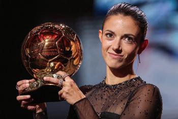 Aitana Bonmat&iacute; conquista el Bal&oacute;n de Oro Femenil