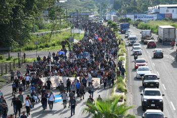 Miles de migrantes se movilizan desde Tapachula para exigir permisos de tr&aacute;nsito hacia EEUU