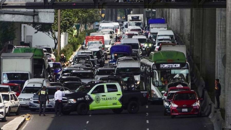 Manifestantes ahorradores de FICREA cierran perif&eacute;rico sur exigiendo justicia