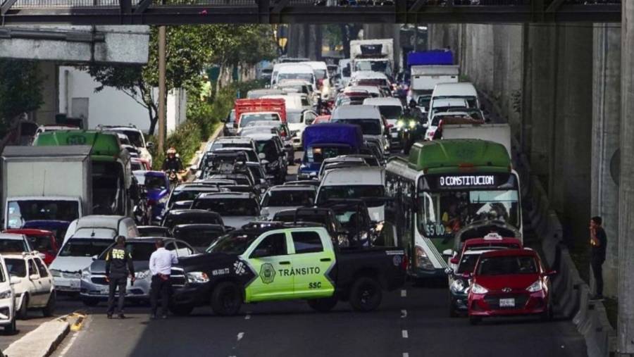 Manifestantes ahorradores de FICREA cierran periférico sur exigiendo justicia