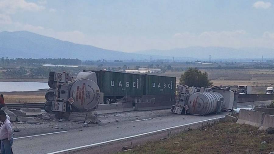 Caos en la México-Queretaro: Cientos de conductores atrapados por volcadura de pipa