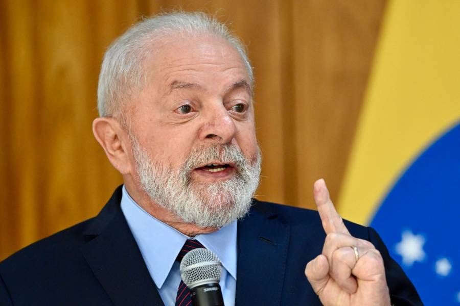 Lula llama a futbolistas brasileños a seguir el 