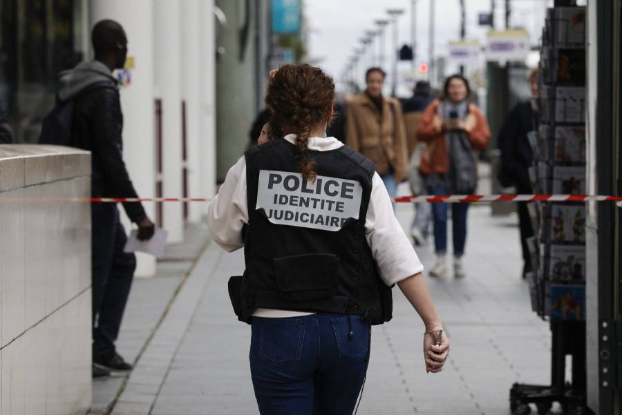 Incidente en estación de metro de París: Mujer amenaza con 