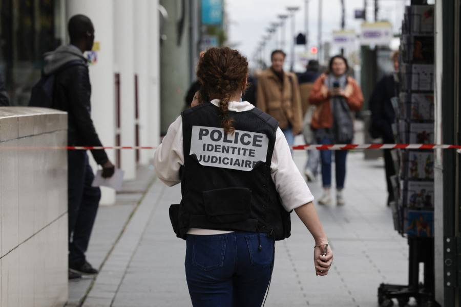 Incidente en estación de metro de París: Mujer amenaza con 