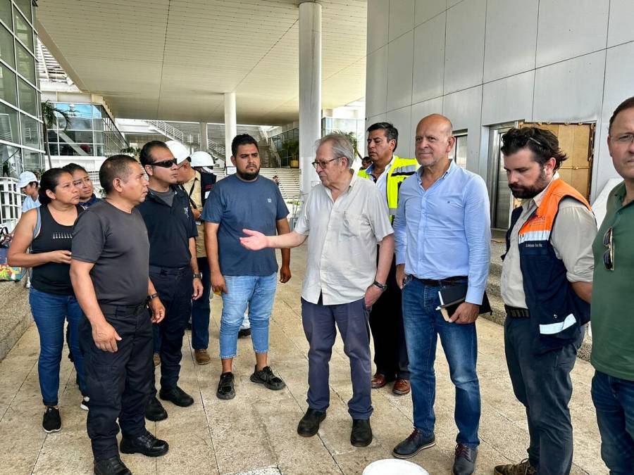 Instruye secretario Alcocer mantener abasto de insumos y personal médico en hospitales de Acapulco