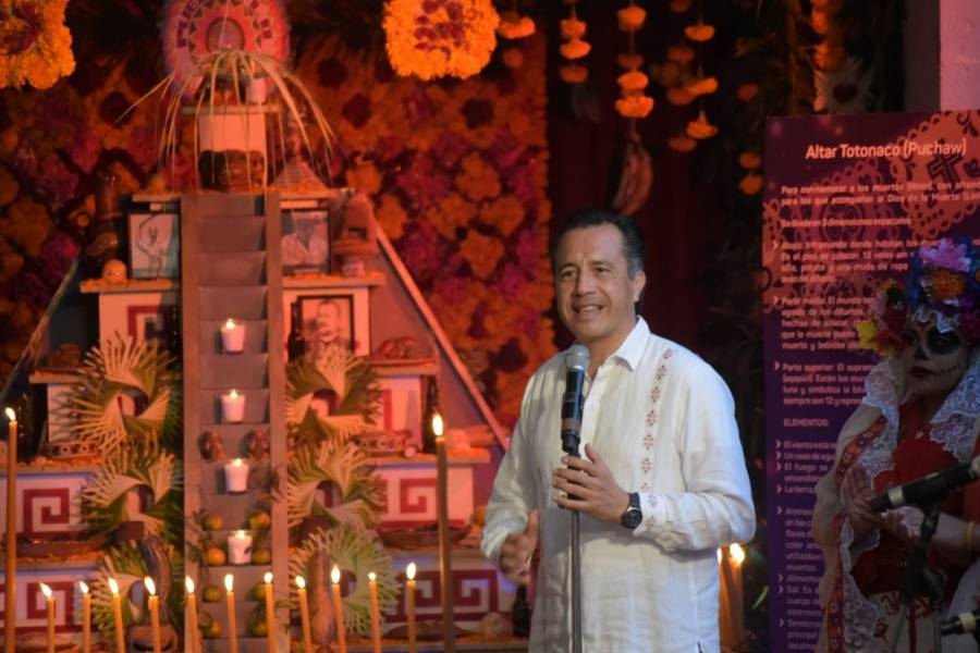 Un altar del D&iacute;a de Muertos gigante en Xalapa: Celebrando tradiciones y culturas ind&iacute;genas
