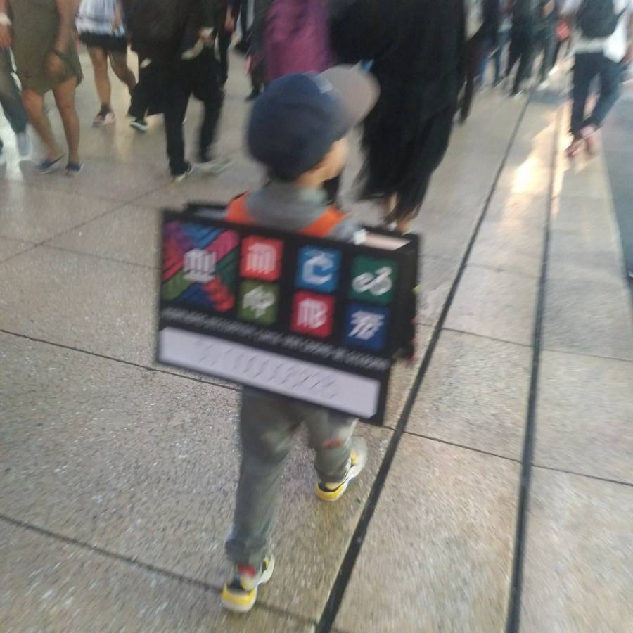 Niño sorprende con disfraz de tarjeta de Metro; Semovi lo busca para premiarlo