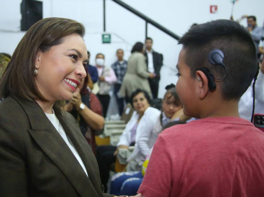 Salud y SEDIF entregan aparatos cocleares a niños