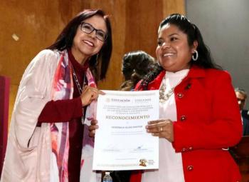 Entrega SEP reconocimientos a docentes por pr&aacute;cticas educativas 2023
