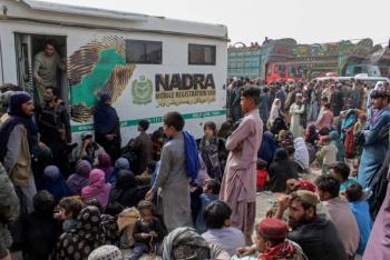 &Eacute;xodo masivo de afganos al cumplirse el plazo para abandonar Pakist&aacute;n