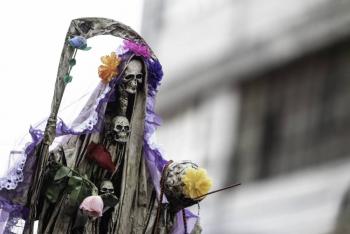 Devotos celebran a la Santa Muerte en Tepito, un barrio de fe y gratitud