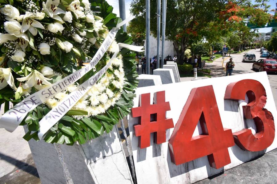 Emotiva ofrenda de estudiantes de Ayotzinapa en memoria de sus compañeros