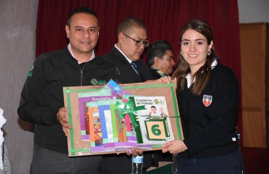 Fortalecen formación docente con entrega de libros de texto gratuito en SLP