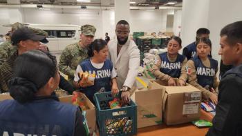 Randy Arozarena dona v&iacute;veres para damnificados de Acapulco