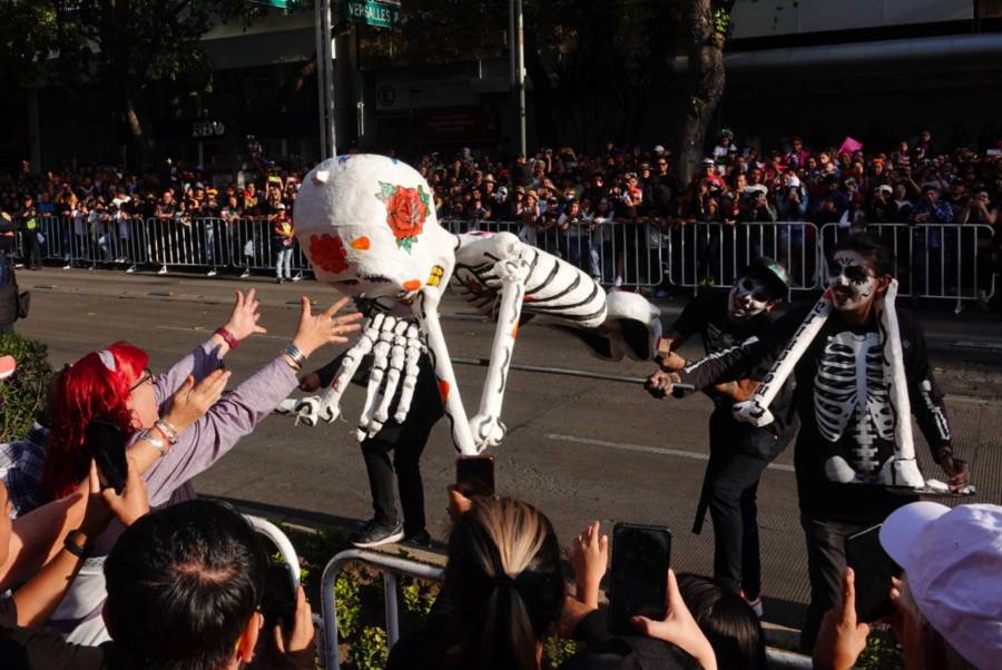 Multitudinario desfile de Día de Muertos en la Ciudad de México atrae a mas de un millón 250 mil personas