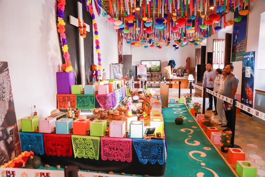Disfrutan poblanos y visitantes ofrenda monumental en Módulo Turístico del estado