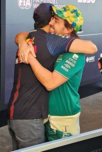 Entre bromas y velocidad: P&eacute;rez y Alonso tuvieron un cierre de carrera &eacute;pica