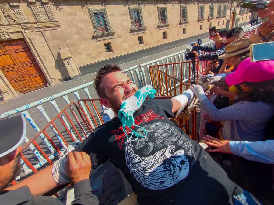 Hombre se “crucifica” frente a Palacio Nacional acusando tortura por parte de militares