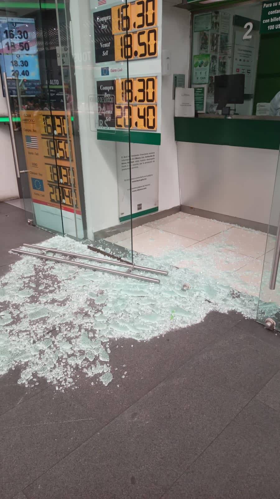 AICM reporta ruptura de puerta de cristal de sucursal bancaria