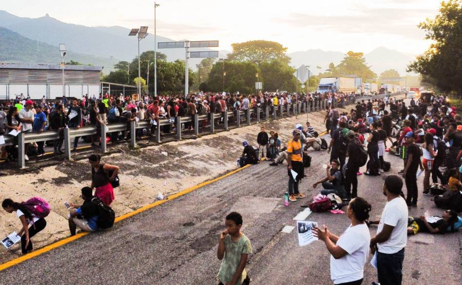 Miles de migrantes bloquean carretera de Chiapas para exigir permisos de tránsito hacia EEUU