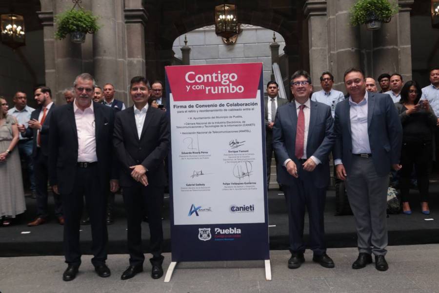 Ayuntamiento y Telecomunicaciones retiran cableado en desuso