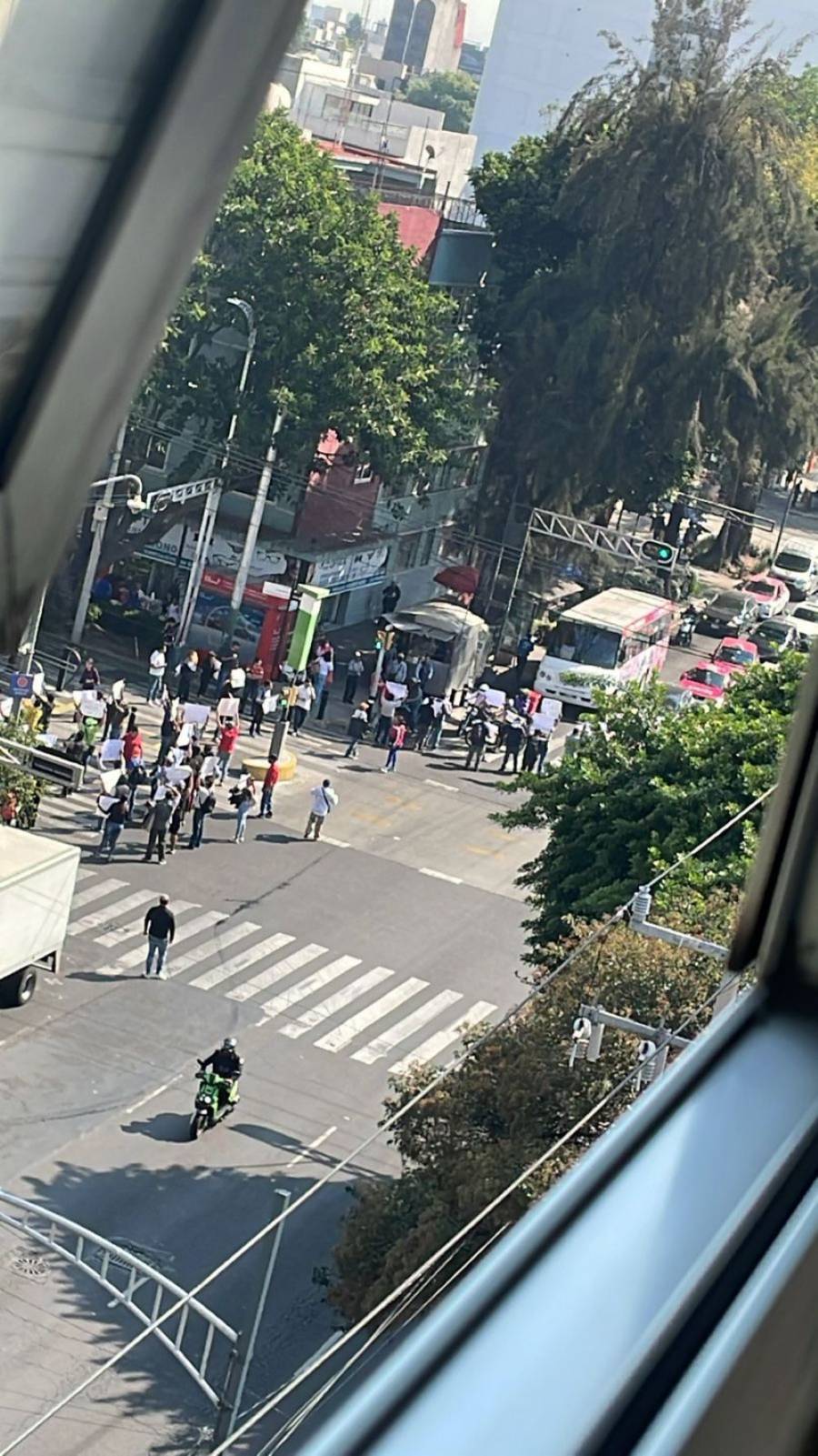 Comerciantes de Tláhuac cierran avenidas en protesta por falta de apoyo tras el accidente en el metro