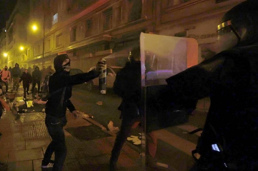 S&aacute;nchez logra el controvertido apoyo de Puigdemont para seguir en el poder en Espa&ntilde;a