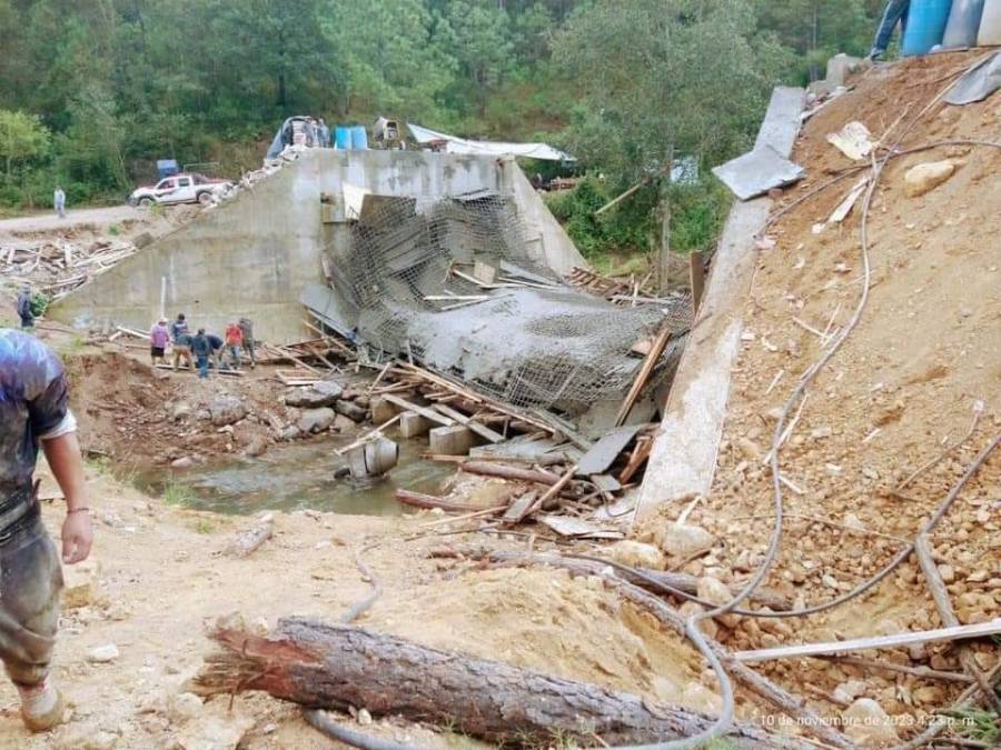 Trabajadores caen tras derrumbe de puente en construcción