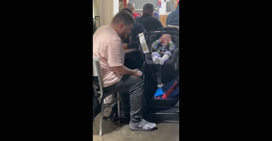 Hombre golpea a bebé en la cabeza en aeropuerto de Monterrey
