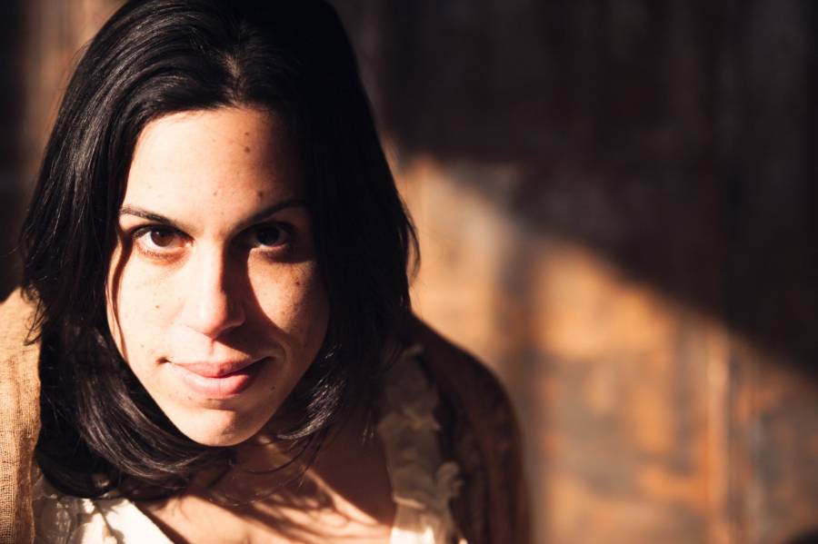 Alejandra O'Leary presenta 'A Word About It', una canci&oacute;n de pop rock moderno y futurista