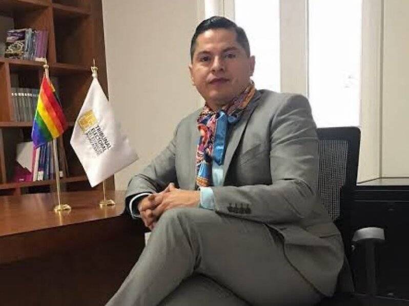 Comunidad LGBT+ honra memoria del magistrade Jesús Ociel Baena en la Estela de Luz