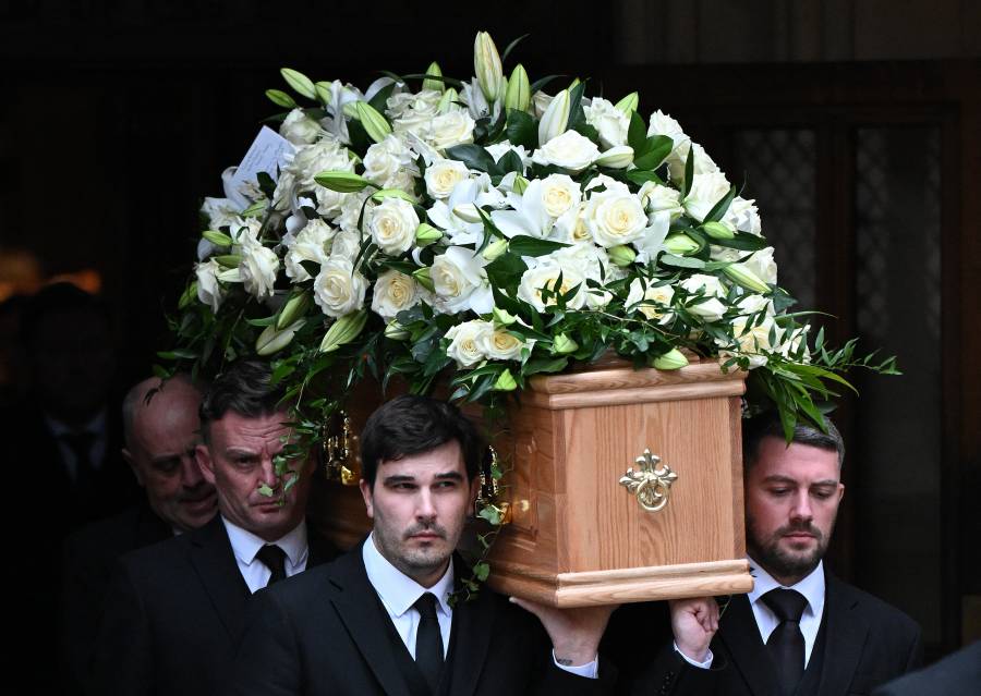 Miles de personas despiden a Bobby Charlton en las calles de Manchester