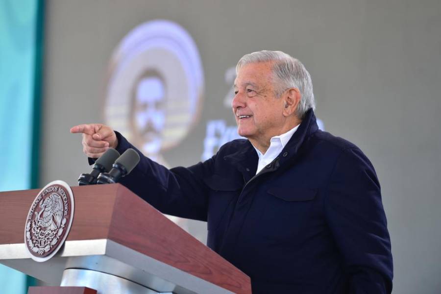 AMLO se dice contento que Ebrard se quede en Morena, y le manda un abrazo