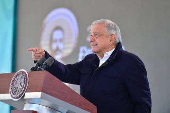 AMLO se dice contento que Ebrard se quede en Morena, y le manda un abrazo