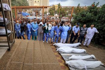 El principal hospital de Gaza, bajo asedio, entierra a muertos en una fosa común