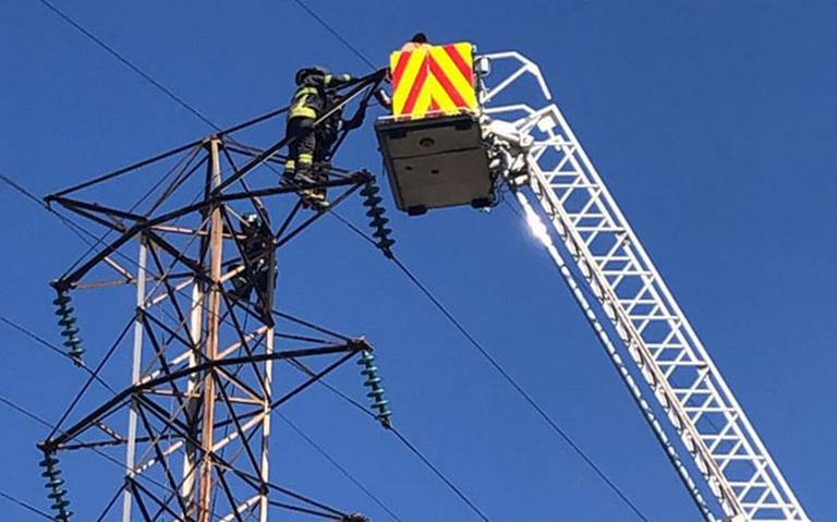 Servicios de emergencia de Naucalpan evitan que hombre se aviente de torre eléctrica