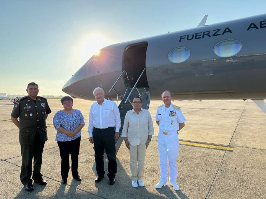Regresa L&oacute;pez Obrador de Acapulco y ya vuela para San Francisco