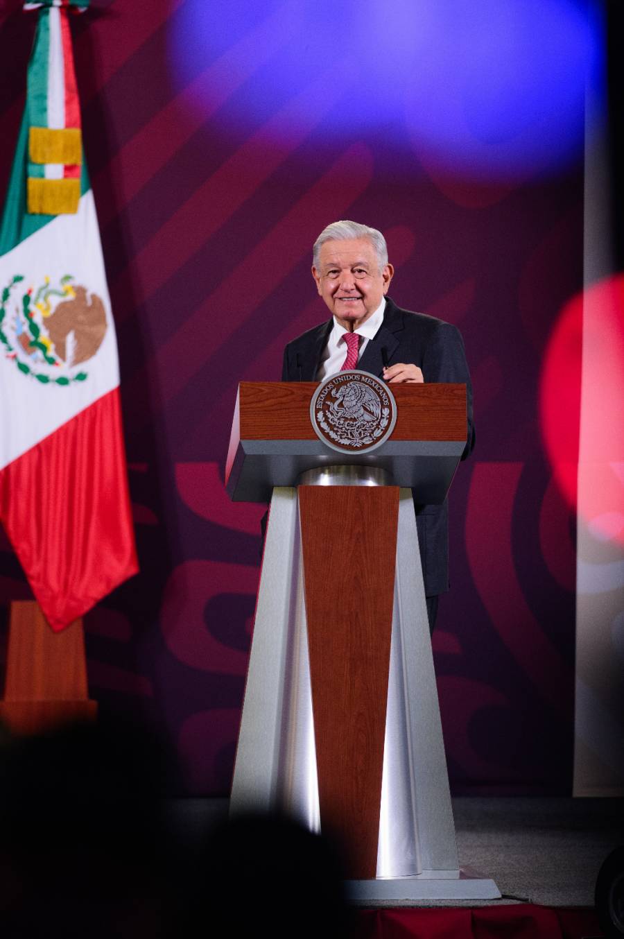 AMLO se dice muy contento y afortunado con el cari&ntilde;o del pueblo; a sus 70 a&ntilde;os “voy bien”