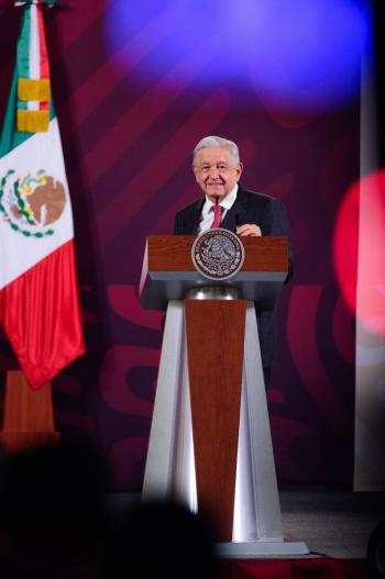 AMLO se dice muy contento y afortunado con el cari&ntilde;o del pueblo; a sus 70 a&ntilde;os “voy bien”