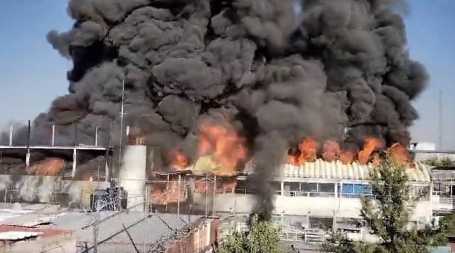 Incendio consume bodega de calzado en Tepito; desalojan a 500 personas