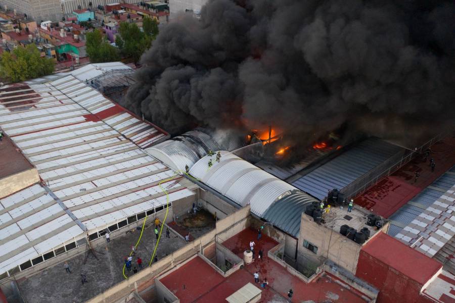 GobCDMX atiende incendio en Plaza Oasis; persiste el fuego, reporta Batres