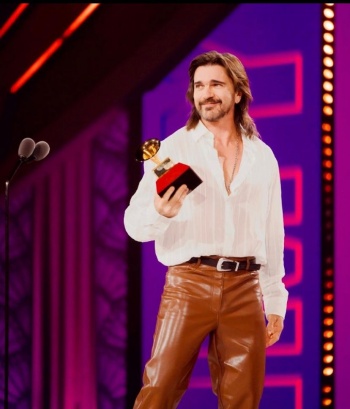 Juanes dedica premio Latin Grammy a su familia y Colombia