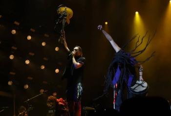 Arcade Fire enfrenta controversias, pero ofrece un espect&aacute;culo electrizante en el Corona Capital