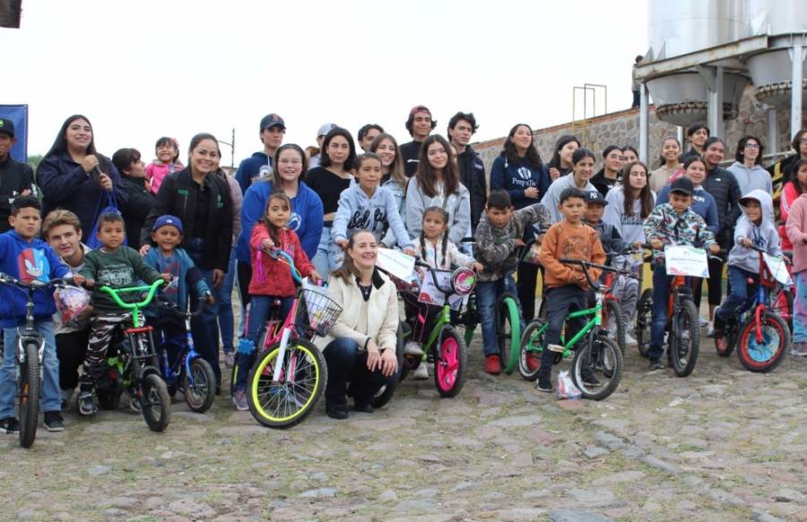 Gobierno entrega 39 bicicletas en apoyo a niñas y niños de Ahualulco