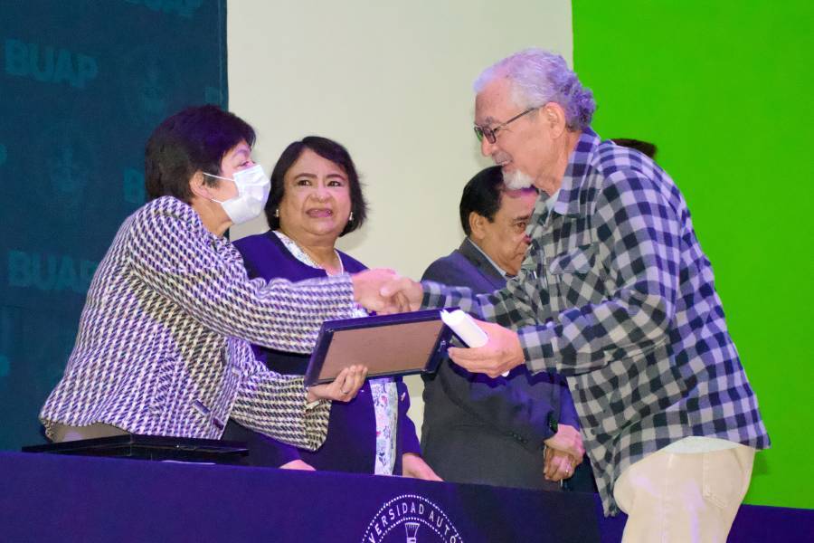 Lilia Cedillo entrega reconocimiento por antiguedad a 505 trabajadores