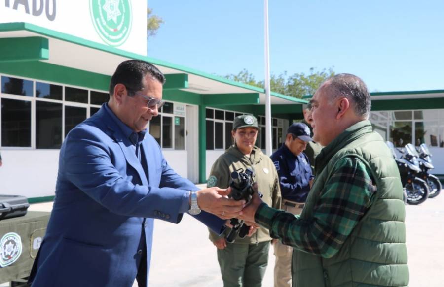 Agentes municipales refuerzan seguridad con entrega de armamento